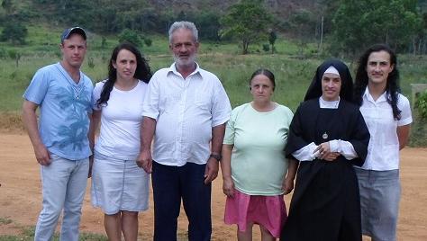 Lucy ao lado da irmã mais velha, Alejandra, dos pais, Simão e Catarina, e dos irmãos Simone e Tadeu