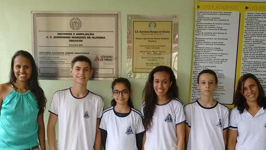 A diretora Angela (de verde) e Cleir entre os premiados da OBMEP: Erlon, Marina, Mariana e Leonardo