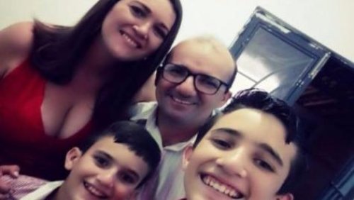 Júlio César com os pais, Hermenegilda e Joseli, e o irmão mais novo, José Augusto