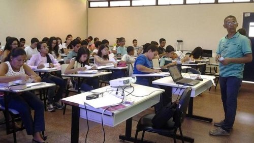 Severino Cirino durante aula para uma turmas do projeto 