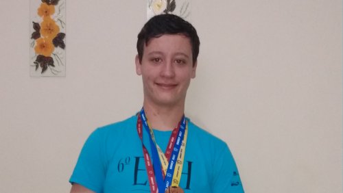 Guilherme com as medalhas olímpicas que coleciona