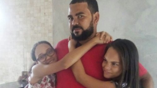 Aimê e Aisha com o pai, Islandio.