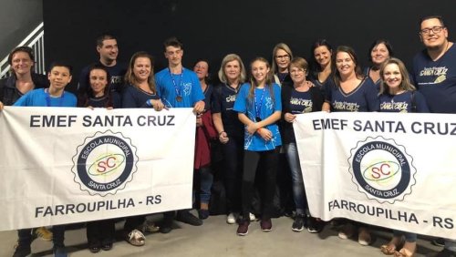 Paula Sonza ao lado de medalhistas da Escola Municipal de Ensino Fundamental Santa Cruz